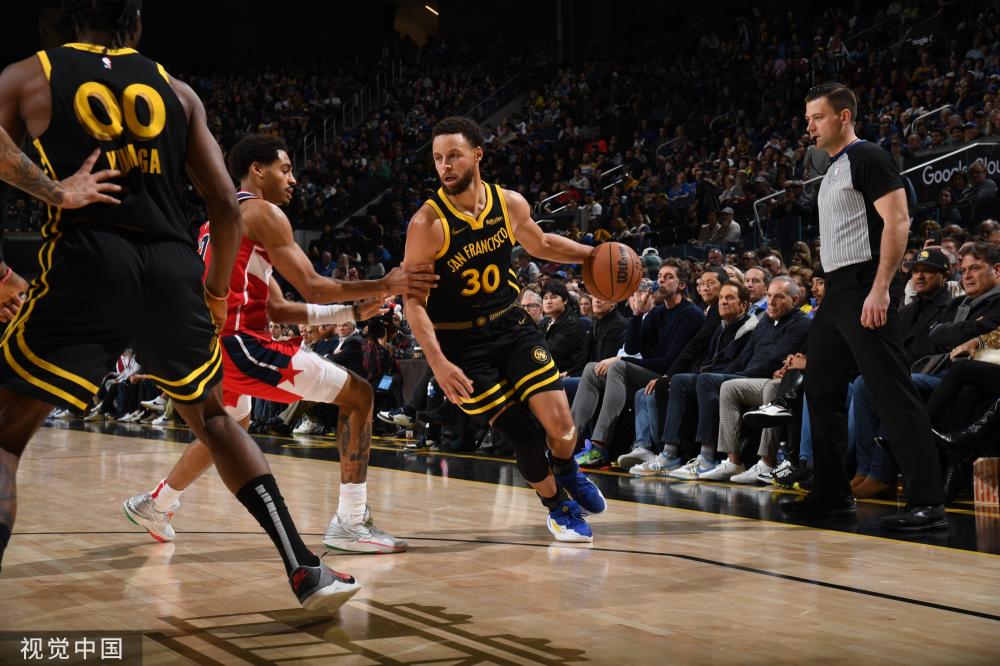 微妙的反差 微妙的反差